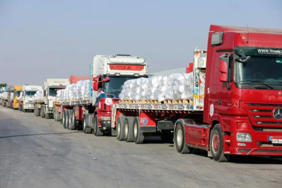 Israel announces fighting pause in Gaza and first trucks enter with help