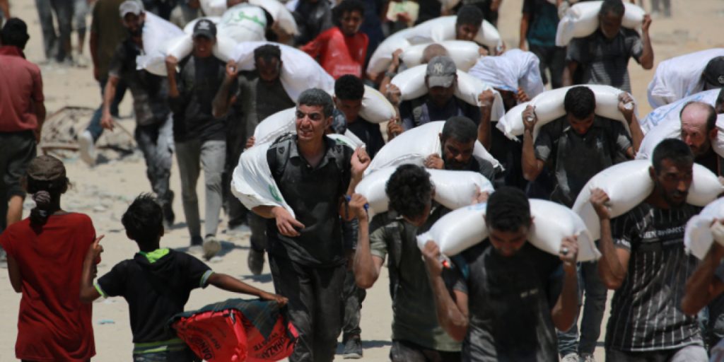 Israel announces partial pause of the fighting in Gaza and the first trucks with help cross the border