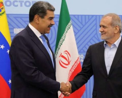 Maduro and Pesheskian hold fruitful telephone conversation