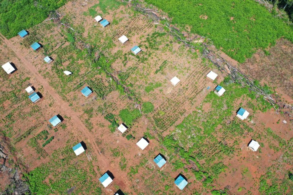 Minister says that overwhelms are in non -sanitated lands and that the ALP applaud three laws on legal certainty