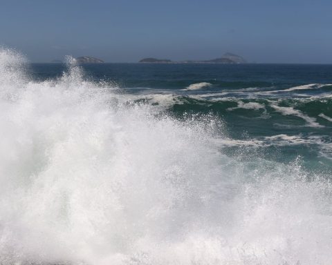 Navy keeps strong waves alert in Rio until Thursday