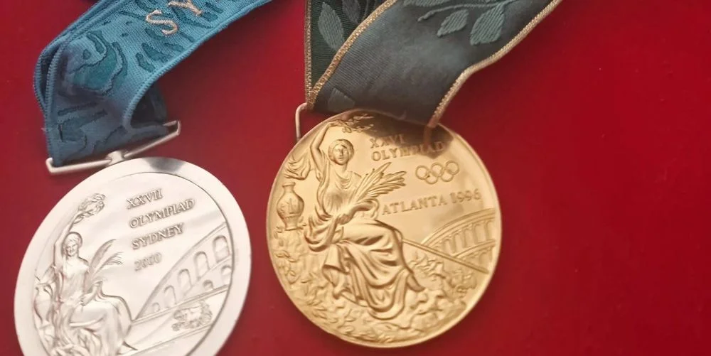 Medallas obtenidas por Cuba en las Olimpiadas de Sídney 2000 y Atlanta 1996, respectivamente