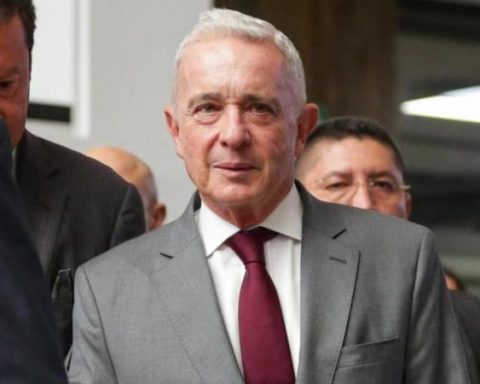 Opinions divided by two crimes opinions to former president Álvaro Uribe