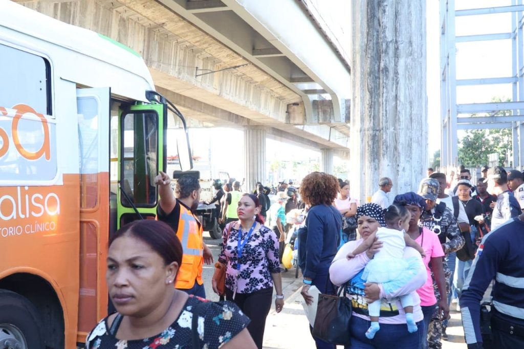 Fotos y video: Gran multitud se aglomera en la estación Mamá Tingó del Metro tras cierre temporal