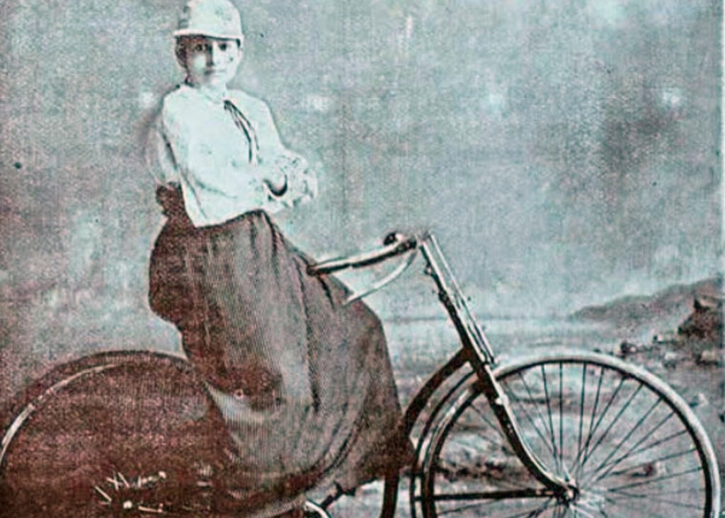 Pedaling the story: cycling in Finisecular Havana