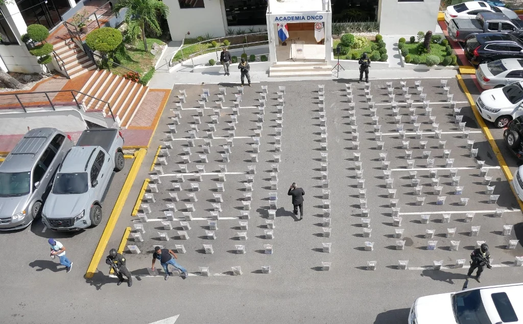 Persecution of twelve hours preceded confiscation 1,536 cocaine packages