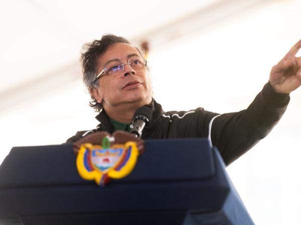 Petro will order the Navy to stop ships loaded with coal to Israel