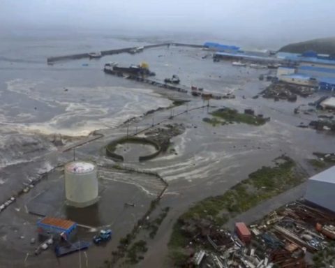 Powerful earthquake in Russia causes tsunamis and alerts in the Pacific