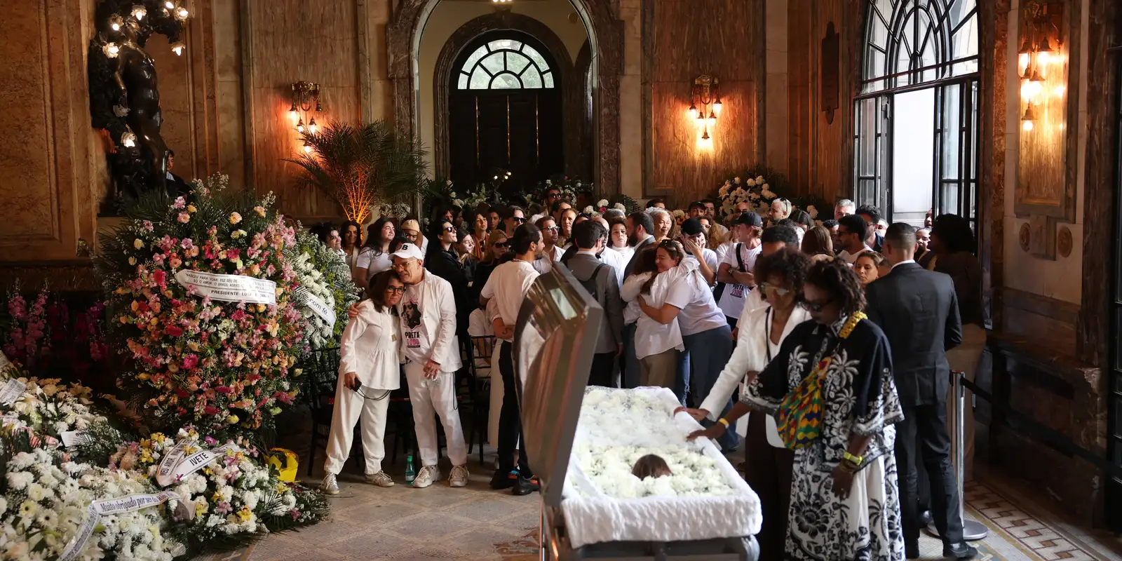 Preta Gil is veiled at the Rio de Janeiro Municipal Theater