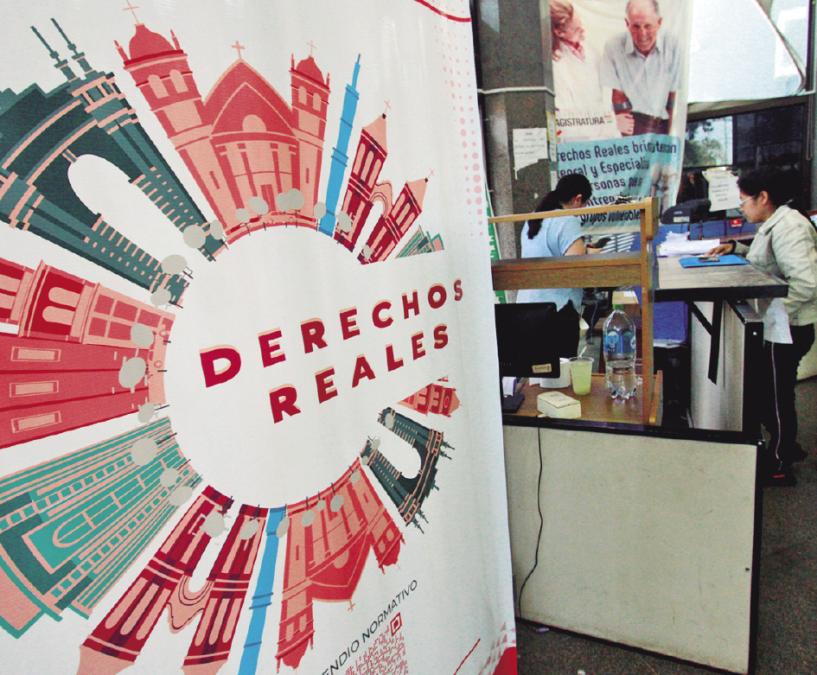 Prosecutor inspects real rights offices in Santa Cruz for alleged computer manipulation