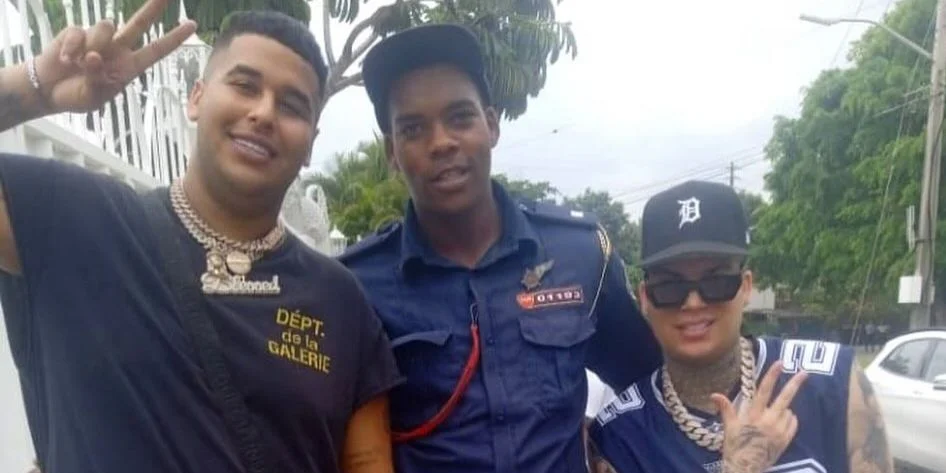 Dany Ome y Kevincito el 13, fotografiados junto a un policía en La Habana, este mes