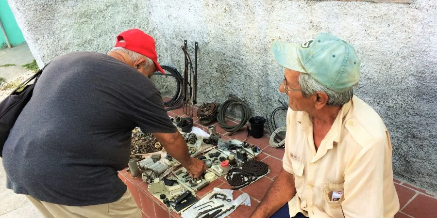 Muchos jubilados cubanos sobreviven a duras penas vendiendo lo que caiga en sus manos