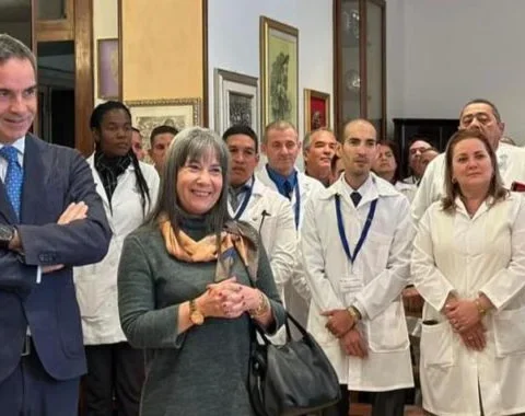 Roberto Occhiuto, presidente de la región italiana de Calabria, y Mirta Granda, embajadora del régimen cubano en el país italiano, junto a médicos de la Isla en la ciudad de Catánzaro, en diciembre de 2022