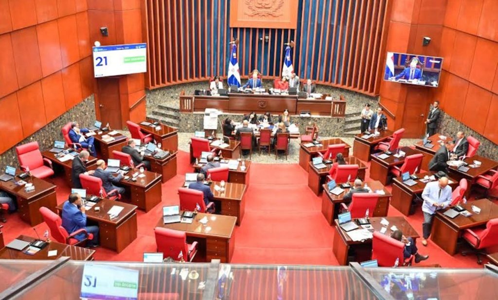 Senado retrasa discusión final códigos Trabajo, Penal