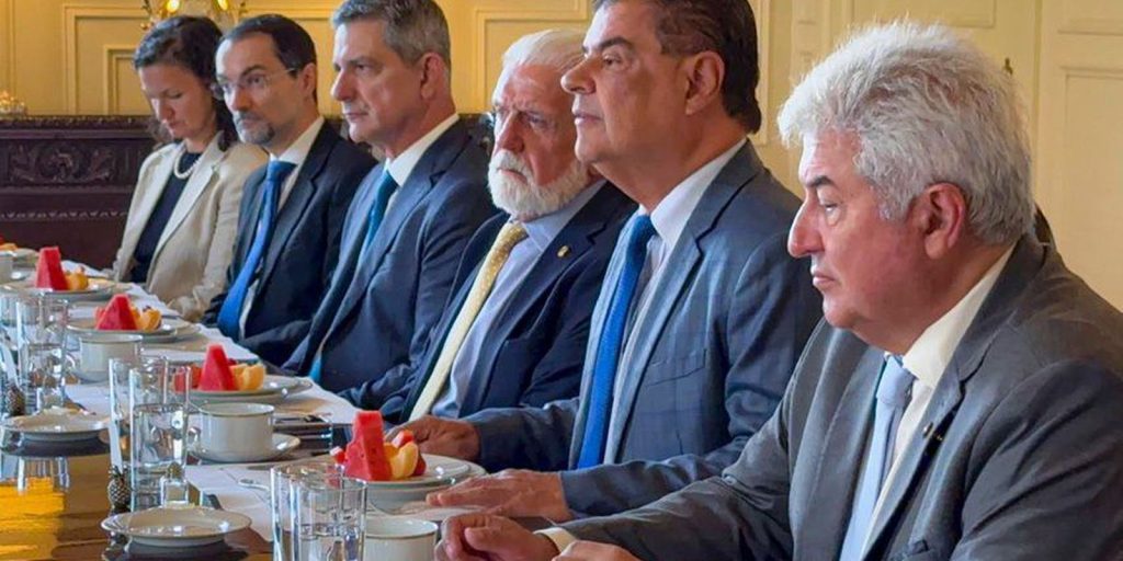 Senate entourage says it has opened dialogue with US authorities