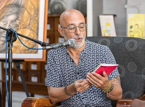 El escritor cubano Nelson Simón