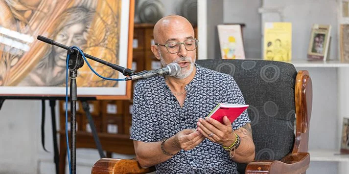 El escritor cubano Nelson Simón