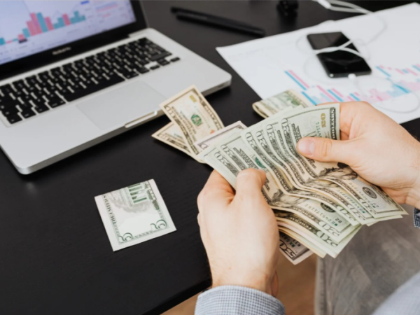 The 7 economic and financial jobs that will disappear by 2030, according to AI