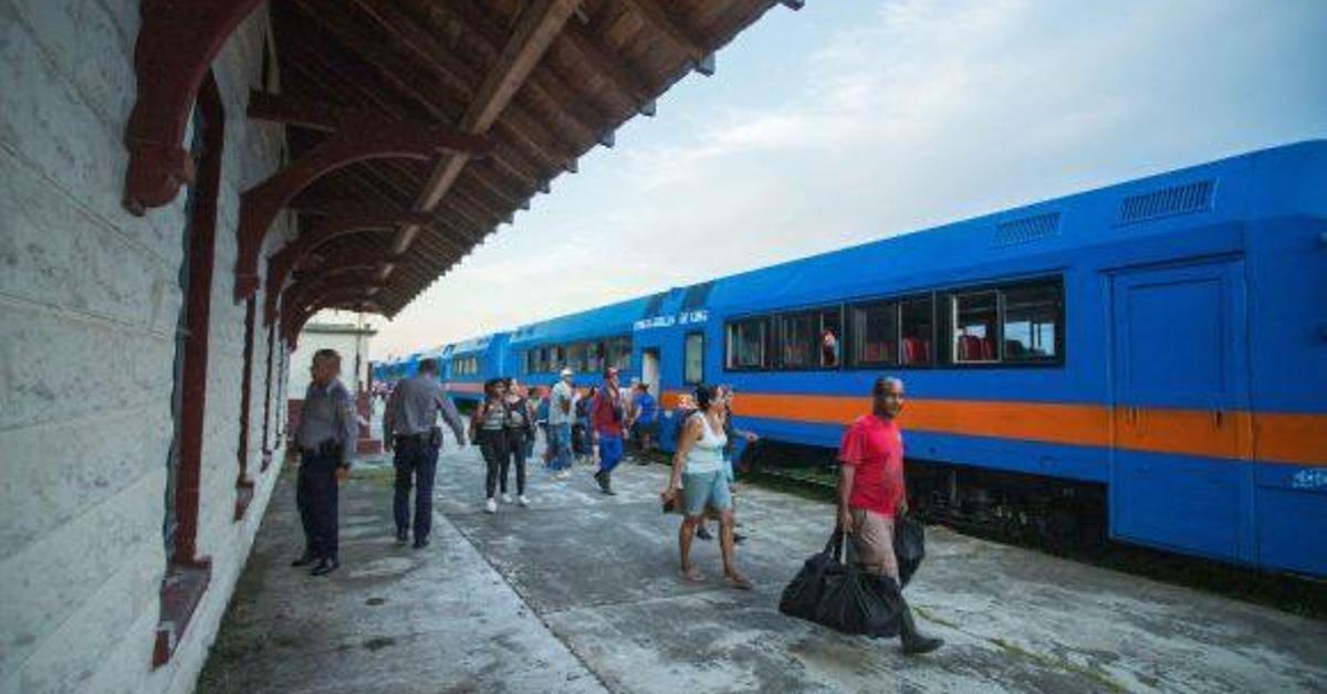 The Holguin train reactivates Guantanamo after months stopped due to lack of fuel