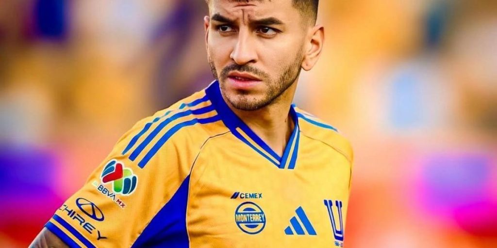 The detail of Tigres with Correa, when giving him his new dorsal