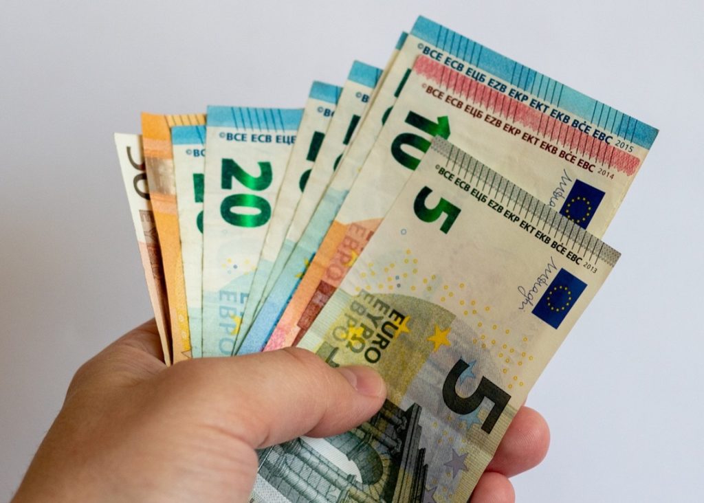 The euro rebounds again and establishes a new record in the informal currency market