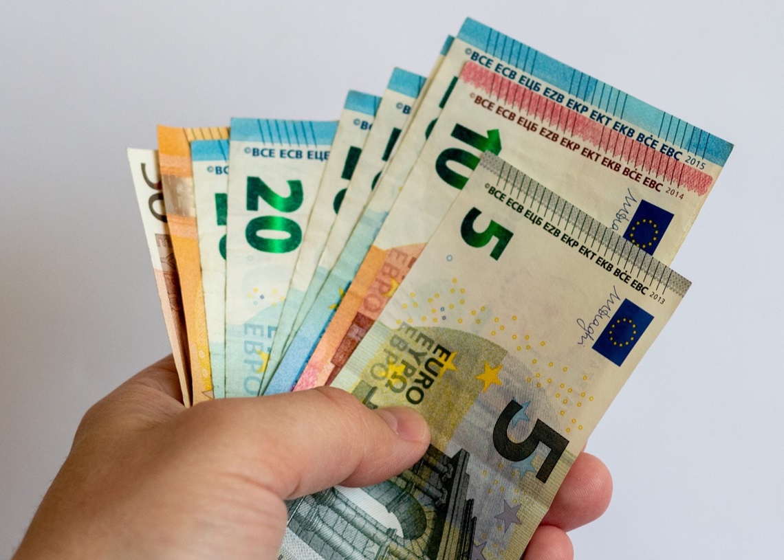 The euro rebounds again and establishes a new record in the informal currency market