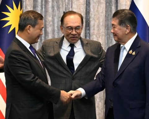 The fire is barely hard on the border between Thailand and Cambodia