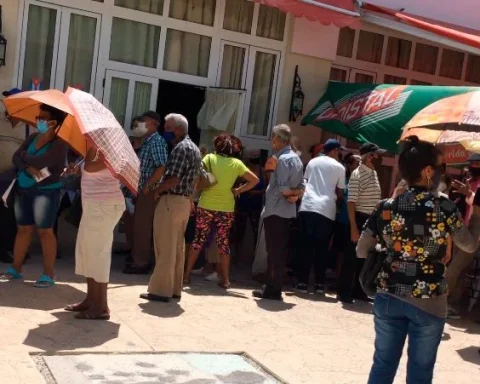 Jubilados cubanos hacen cola para cobrar su pensión, en la ciudad de Holguín