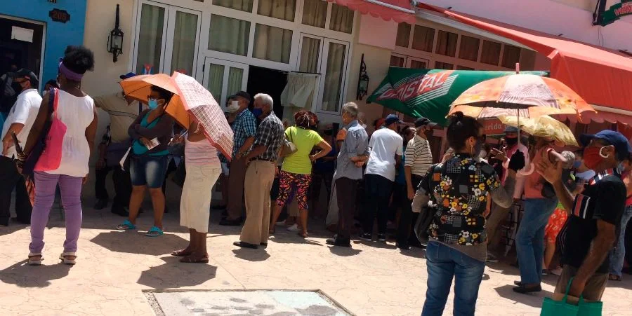 Jubilados cubanos hacen cola para cobrar su pensión, en la ciudad de Holguín