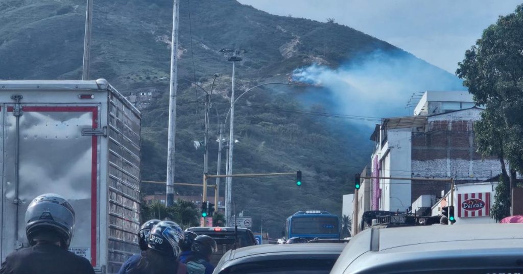 They control forest fire on the hill of the three crosses in Cali