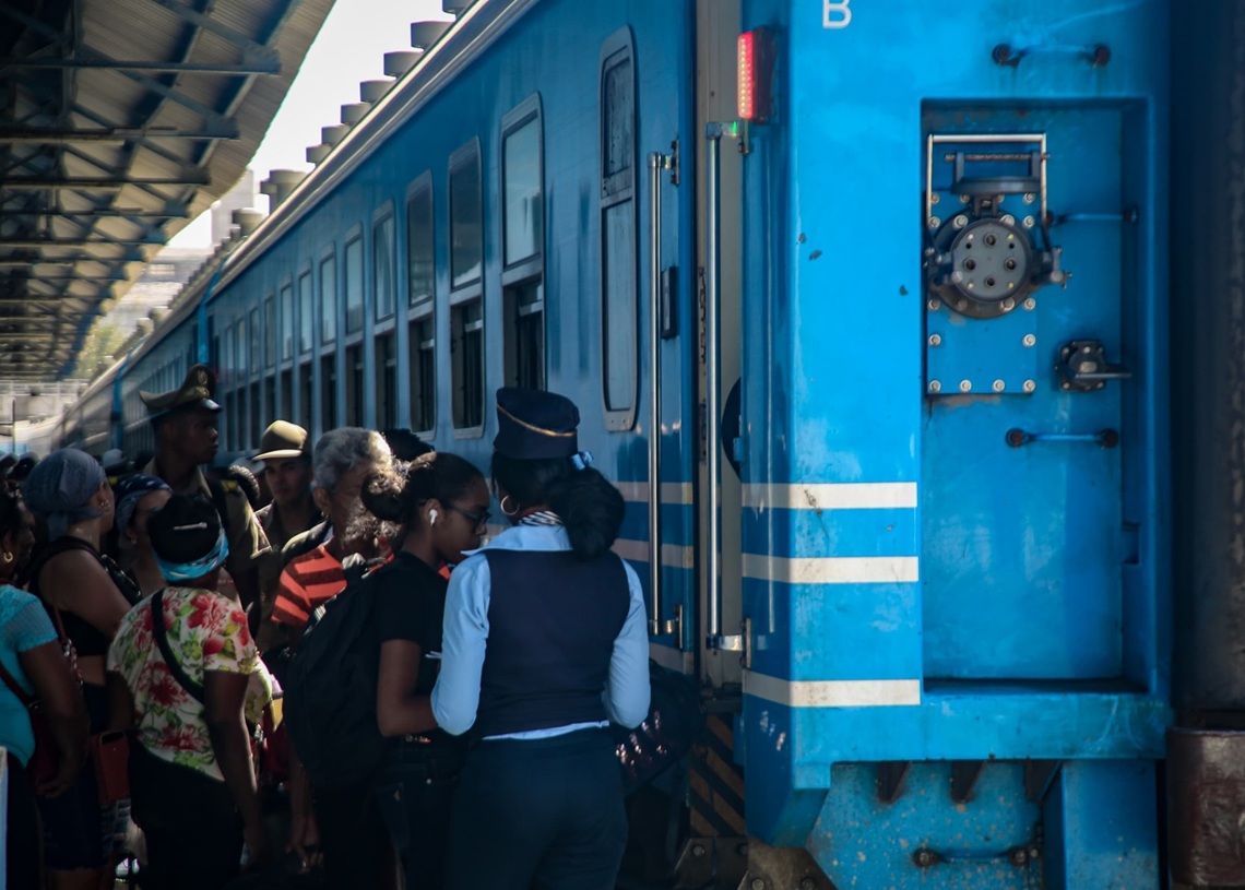 They delay trains out of Havana to "minimize affectations to the population"