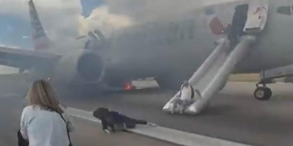 They evacuate a passenger plane from American Airlines in the United States by fire in brakes