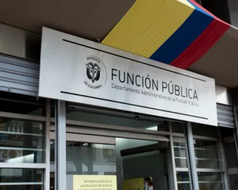 They modify salary for public servants and diplomats abroad