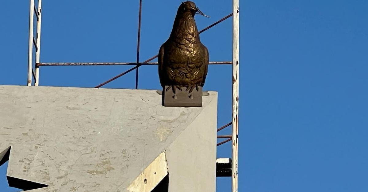 They place the sculpture of a dove in the anti -imperialist gallery.