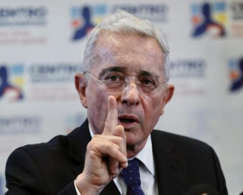 They prove responsibility to Álvaro Uribe for crime of bribery in criminal action