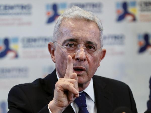 They prove responsibility to Álvaro Uribe for crime of bribery in criminal action