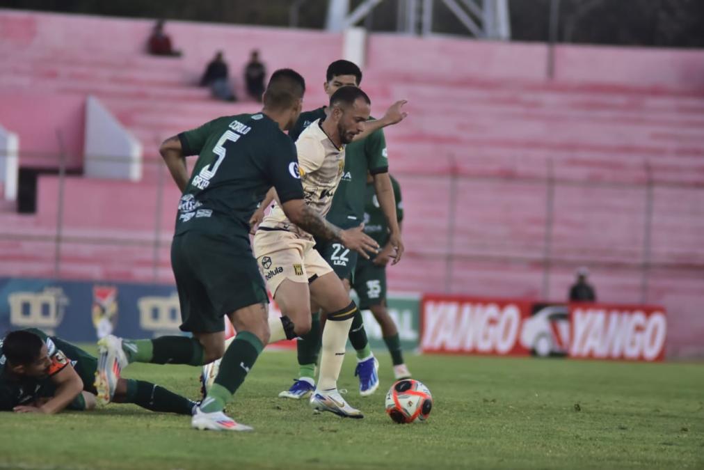 Tomayapo and The Strongest tied in a game with six goals and three penalties