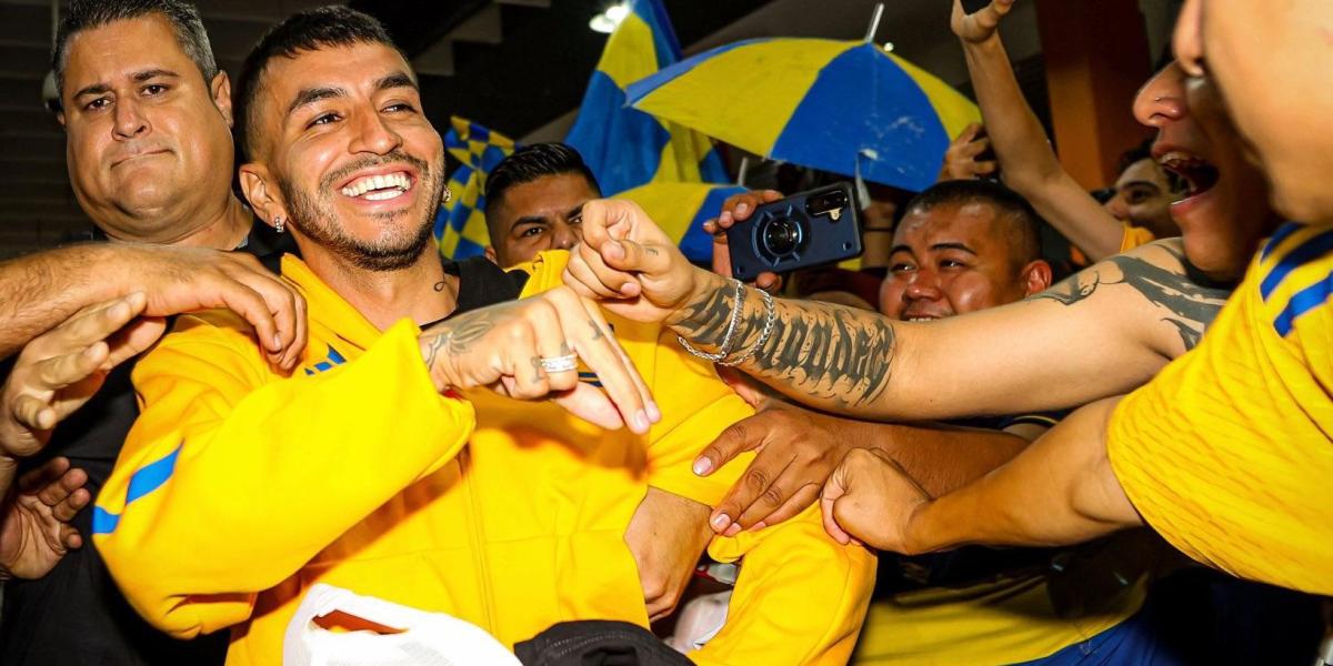 Total madness in Monterrey for the arrival of Correa