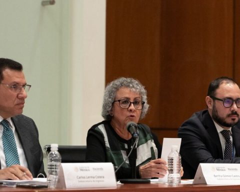 Treasury reduces the cost of 300,000 million pesos spending deficit