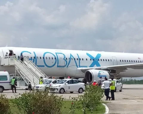 Momento de la llegada a La Habana del quinto vuelo de deportación de EE.UU. a Cuba en lo que va de año