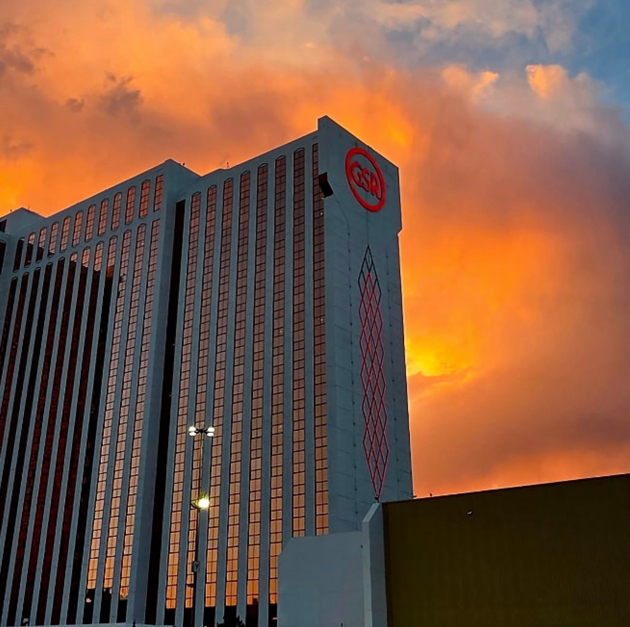 Two dead and three injured in shooting in front of a reindeer casino, Nevada