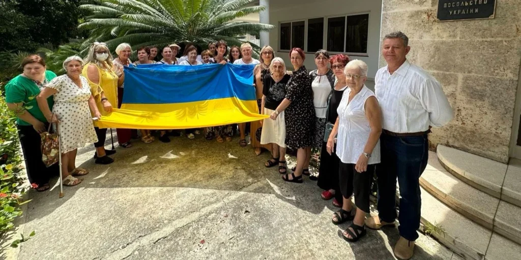 Una parte de la comunidad ucraniana residente en Cuba en la sede de la Embajada de Ucrania en La Habana
