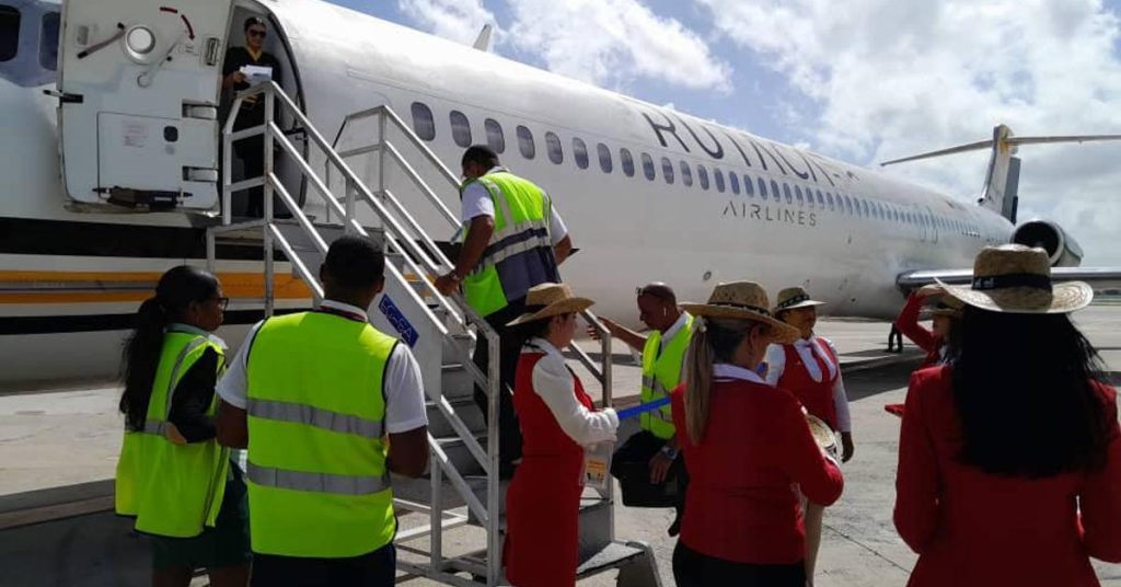 Venezuelan airlines foster routes for Cuban 'mules' in the middle of the tourism debacle