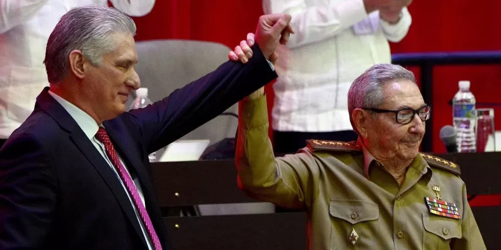 Miguel Díaz-Canel y Raúl Castro
