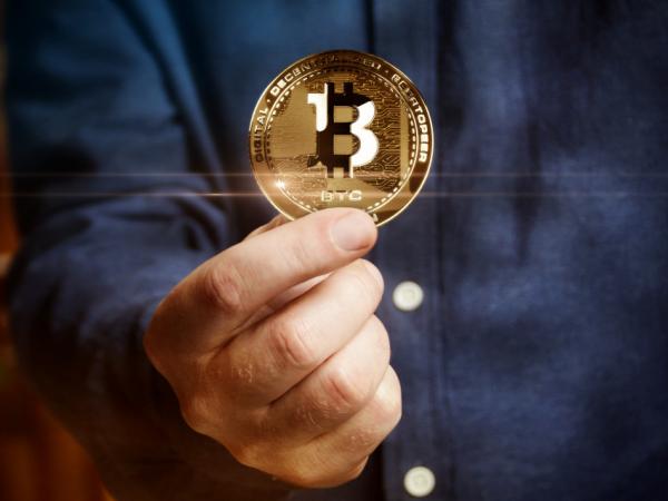 What relationship does the price of bitcóin have with the behavior of the M2 offer?