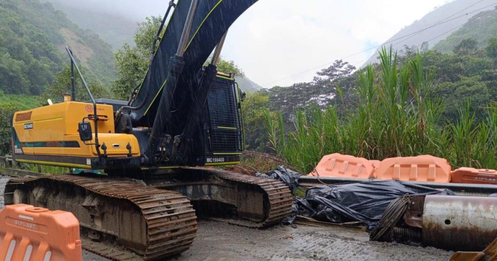 With heavy machinery they attend critical point of the Way to the Llano in Esquecá (Meta)