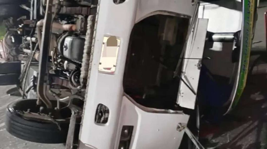 23 wounded left bus overturning in Portuguese