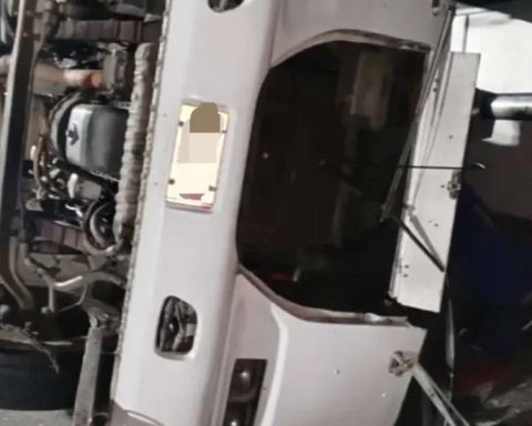 23 wounded left bus overturning in Portuguese