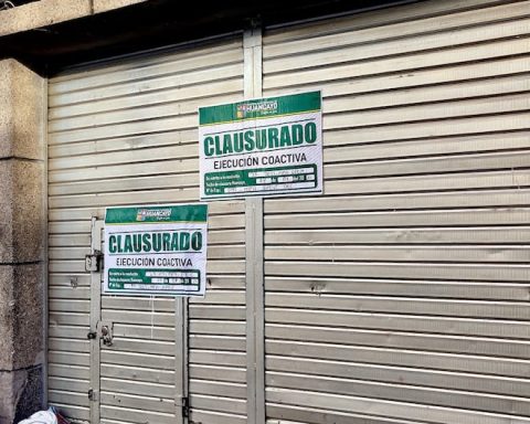 8 post for sale of fruits are closed for occupying public via in Huancayo