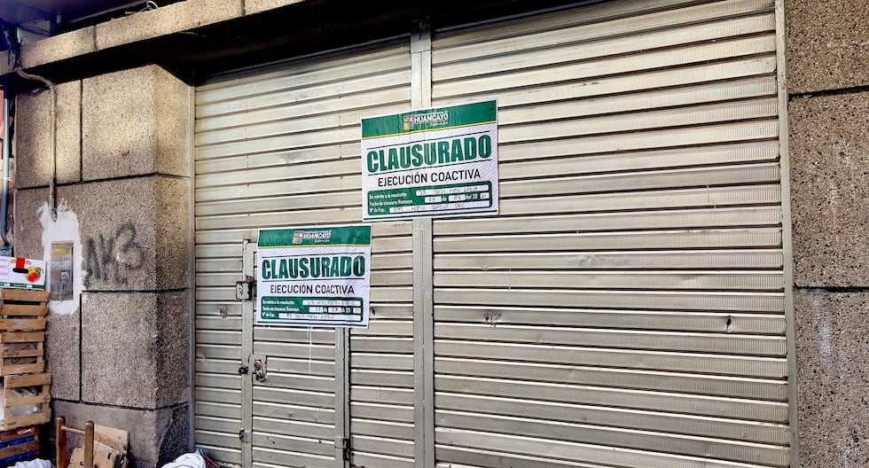 8 post for sale of fruits are closed for occupying public via in Huancayo